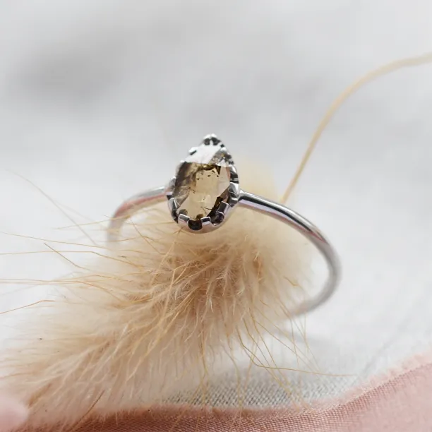 Unikátní zlatý prsten s pear salt and pepper diamantem BEX Image