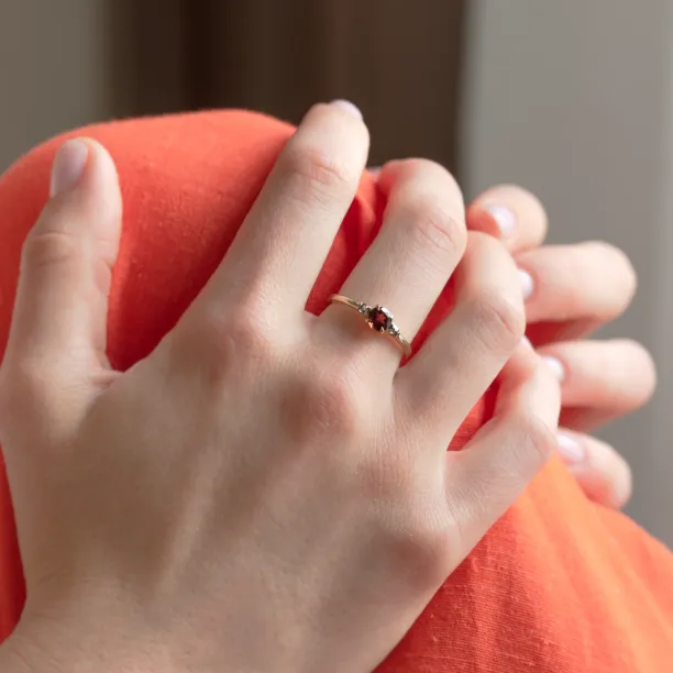 Zlatý prsten s granátem a salt and pepper diamanty DRAGON Image