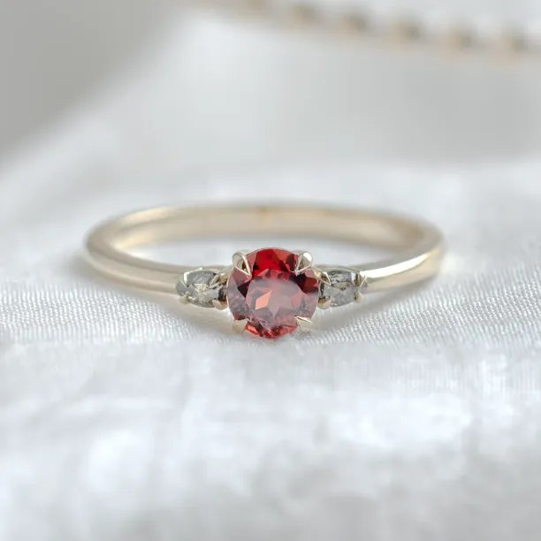 Zlatý prsten s granátem a salt and pepper diamanty DRAGON Image