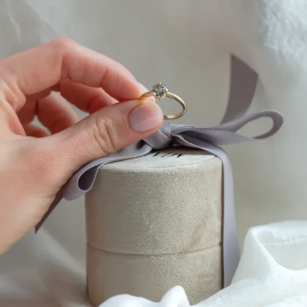 Minimalistický zásnubní prsten s rutilovým křišťálem OLA Image