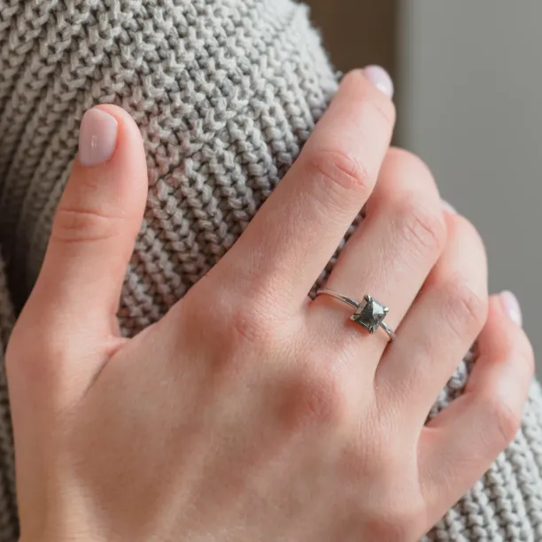 Minimalistický prsten s asccher salt and pepper diamantem CIAO Image