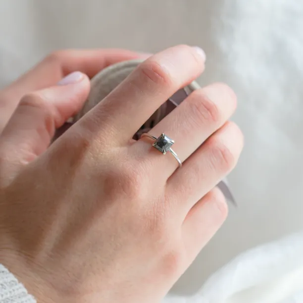 Minimalistický prsten s asccher salt and pepper diamantem CIAO Image