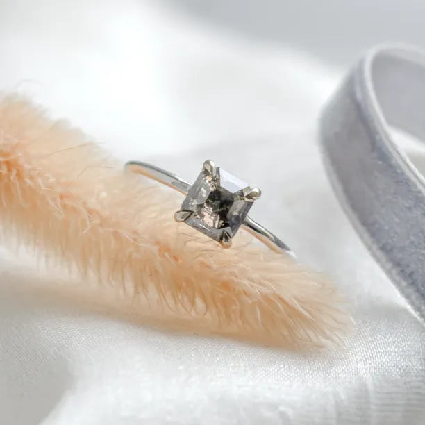 Minimalistický prsten s asccher salt and pepper diamantem CIAO Image