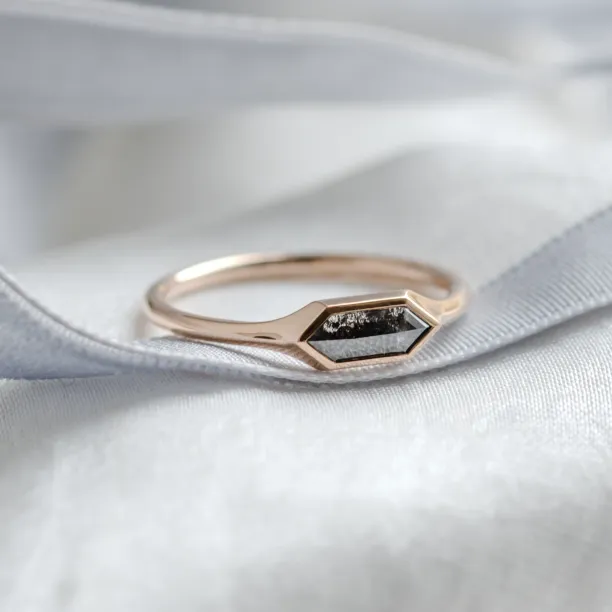 Zásnubní prsten s hexagon salt and pepper diamantem PROXY Image