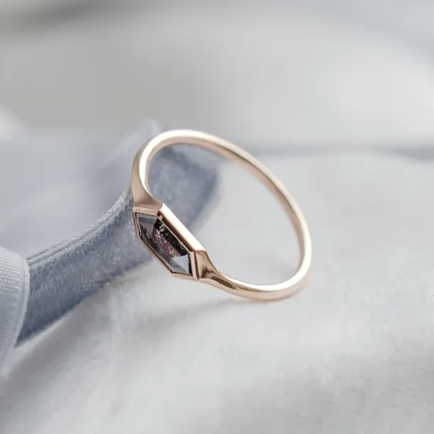 Zásnubní prsten s hexagon salt and pepper diamantem PROXY Image