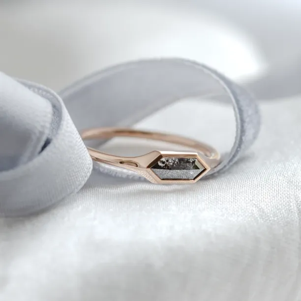 Zásnubní prsten s hexagon salt and pepper diamantem PROXY Image