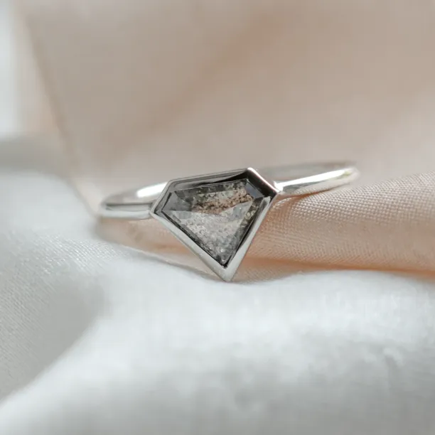 Zlatý prsten se superman salt and pepper diamantem HERO Image