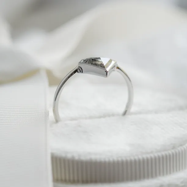 Zlatý prsten se superman salt and pepper diamantem HERO Image