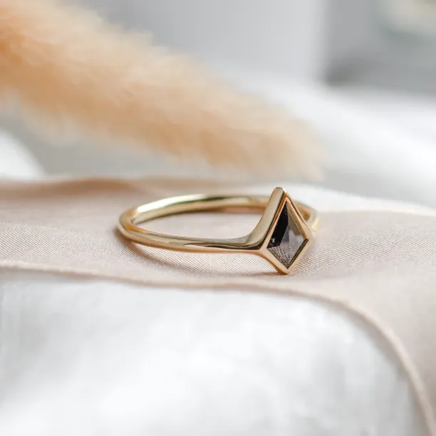 Minimalistický zlatý prsten se salt and pepper diamantem ARIZONA Image