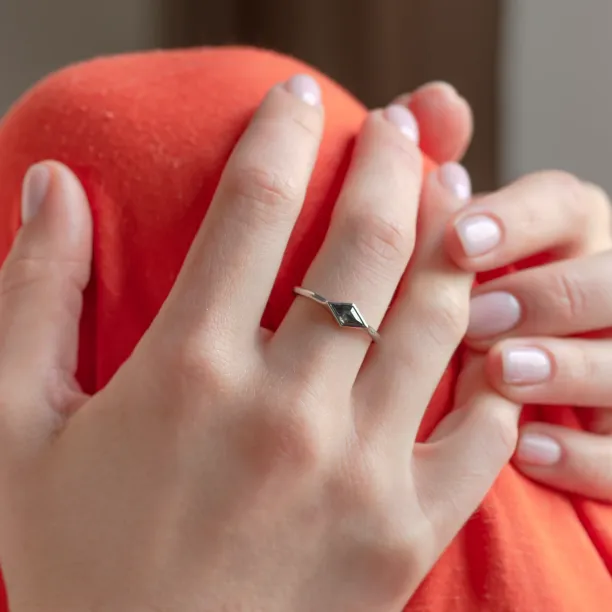 Gold ring with horizontal kite salt and pepper diamond SHAFT Image
