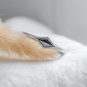 Gold ring with horizontal kite salt and pepper diamond SHAFT Thumbnail