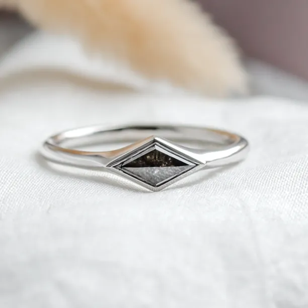 Gold ring with horizontal kite salt and pepper diamond SHAFT Image