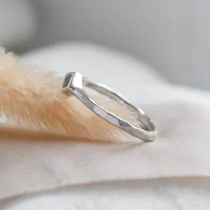 Prsten s tepaným povrchem a salt and pepper diamantem DART Thumbnail