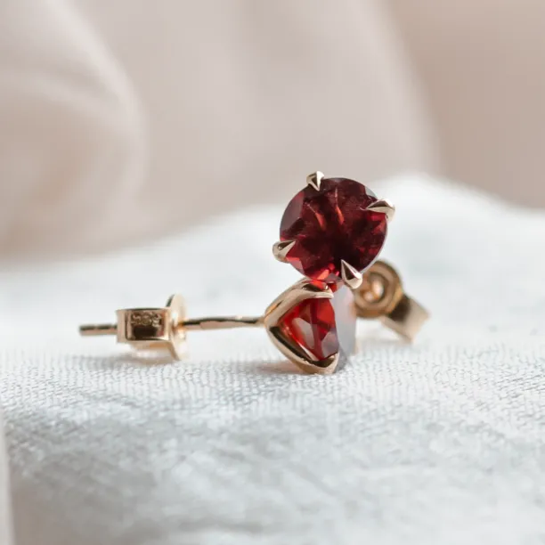 Gold earrings with garnets AMANDA Image