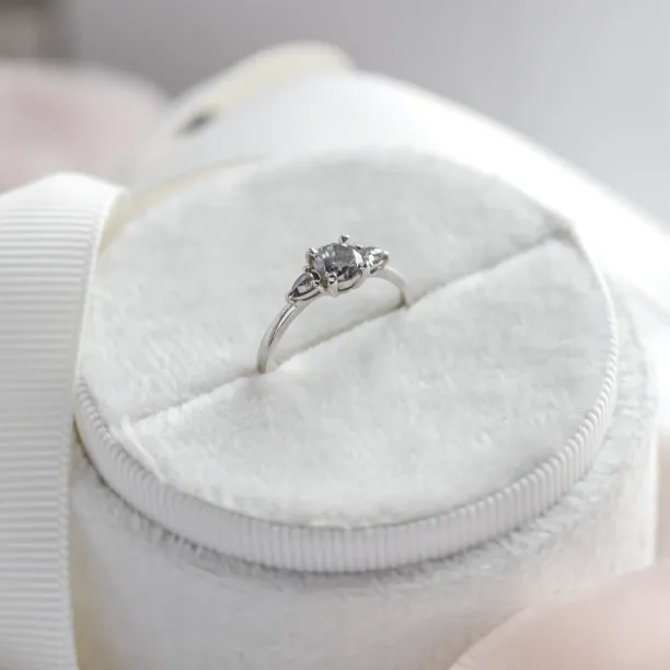 Unikátní zásnubní prsten se salt and pepper diamanty AURE Image