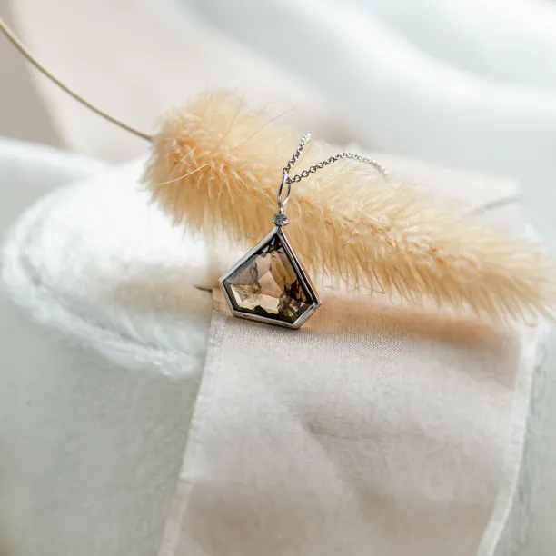 Geometrický náhrdelník se superman salt and pepper diamantem JOE Image