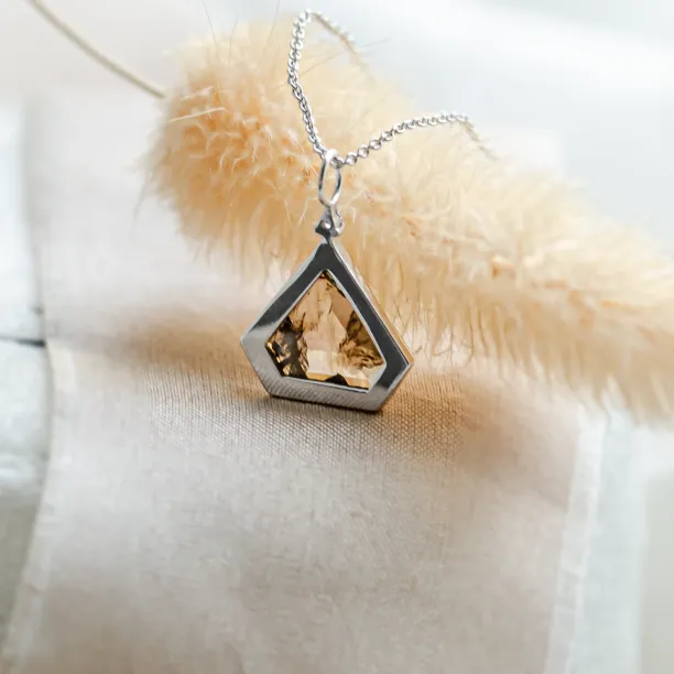 Geometrický náhrdelník se superman salt and pepper diamantem JOE Image