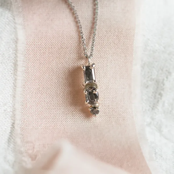 Minimalistický náhrdelník se třemi diamanty salt and pepper TRIP Image