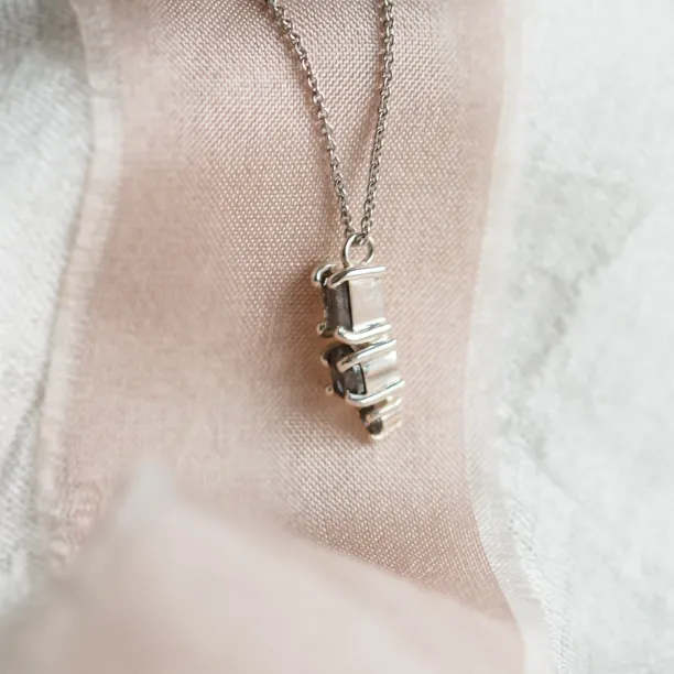 Minimalistický náhrdelník se třemi diamanty salt and pepper TRIP Image