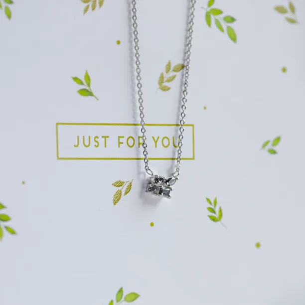 Cluster neklace in gold with salt and pepper diamonds VERO Image