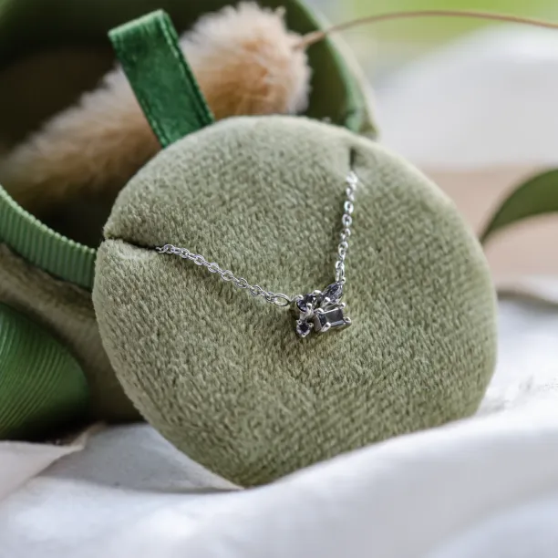 Cluster neklace in gold with salt and pepper diamonds VERO Image