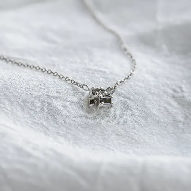 Cluster neklace in gold with salt and pepper diamonds VERO Image