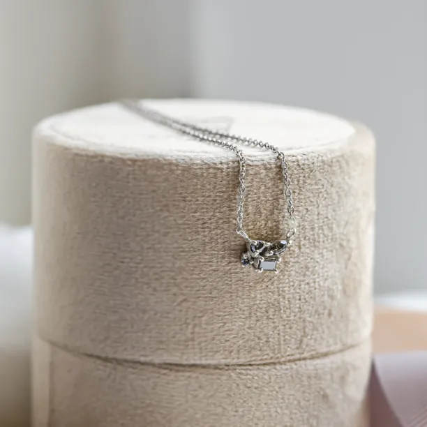 Cluster neklace in gold with salt and pepper diamonds VERO Image