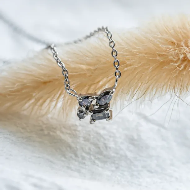 Cluster neklace in gold with salt and pepper diamonds VERO Image