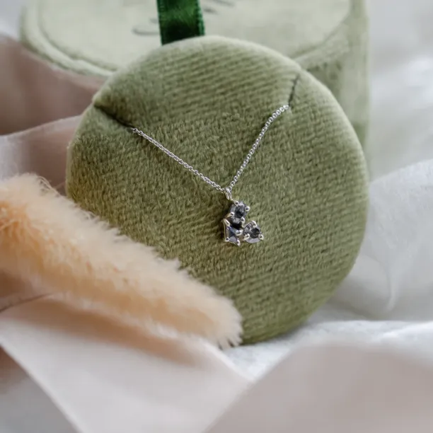 Cluster náhrdelník se třemi salt and pepper diamanty ASTRO Image