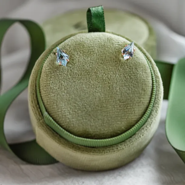 Zlaté náušnice s topazy v kite tvaru RIAN Image