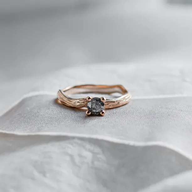 Zlatý větvičkový prsten se salt and pepper diamantem ROWYN Image