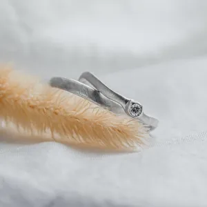 Curved wedding rings with diamond ONDA