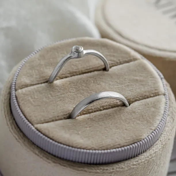 Zvlněné snubní prsteny s diamantem ONDA Image