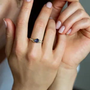 Atypický prsten s asymetrickým safírem a diamanty ELOWEN