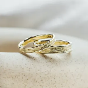 Wedding bands with natural surface NATURA