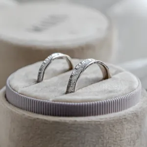 Zlaté snubní prsteny s rustikálním povrchem STRETTA Thumbnail