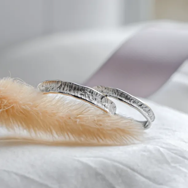 Zlaté snubní prsteny s rustikálním povrchem STRETTA Image