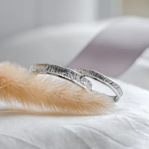 Zlaté snubní prsteny s rustikálním povrchem STRETTA Thumbnail