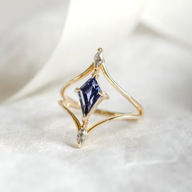 Gold split shank ring with lab grown sapphire ISTRIA Image