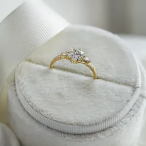 Netradiční zásnubní prsten s moissanity MAJESTY Thumbnail