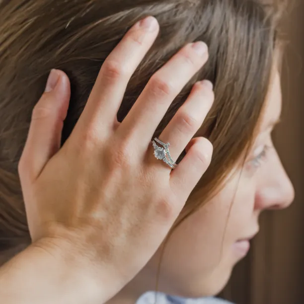 Netradiční zásnubní prsten s moissanity MAJESTY Image