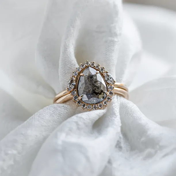 Set of gold rings with salt and pepper diamonds ELLINGTON Image