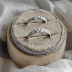Netradiční snubní prsteny se speciální strukturou BECCA Thumbnail