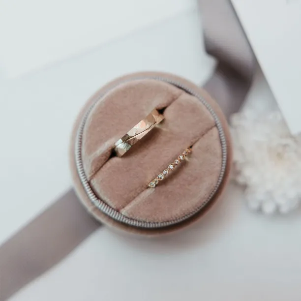 Netradiční snubní prsteny s diamanty ve vintage stylu LAZZI Image