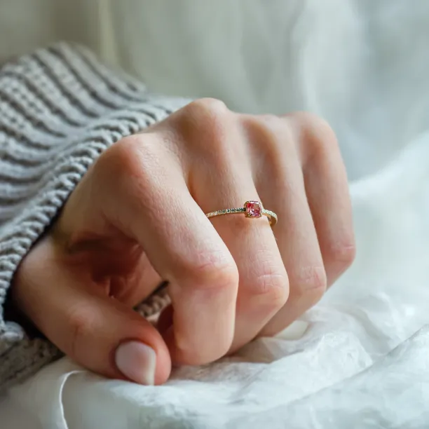 Zásnubní prsten s růžovým lab grown diamantem CORALINE Image