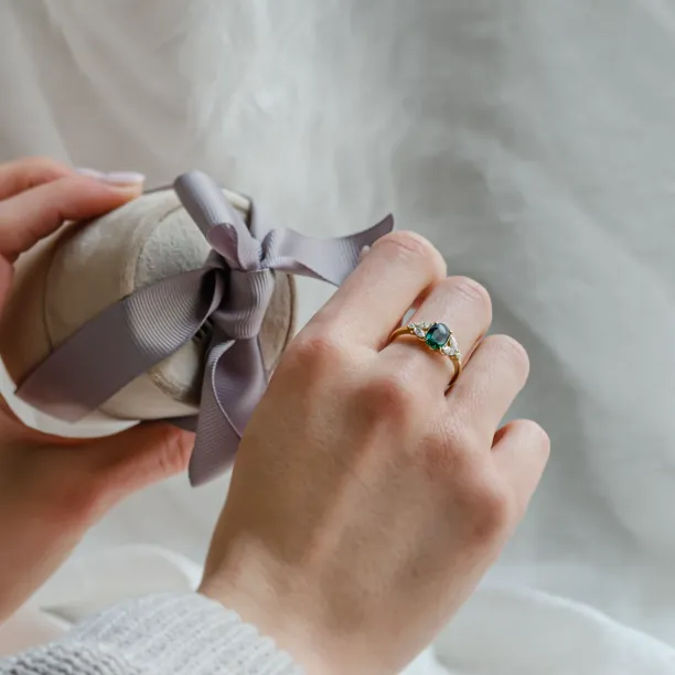 Vintage zásnubní prsten se zeleným safírem a diamanty CADET Image