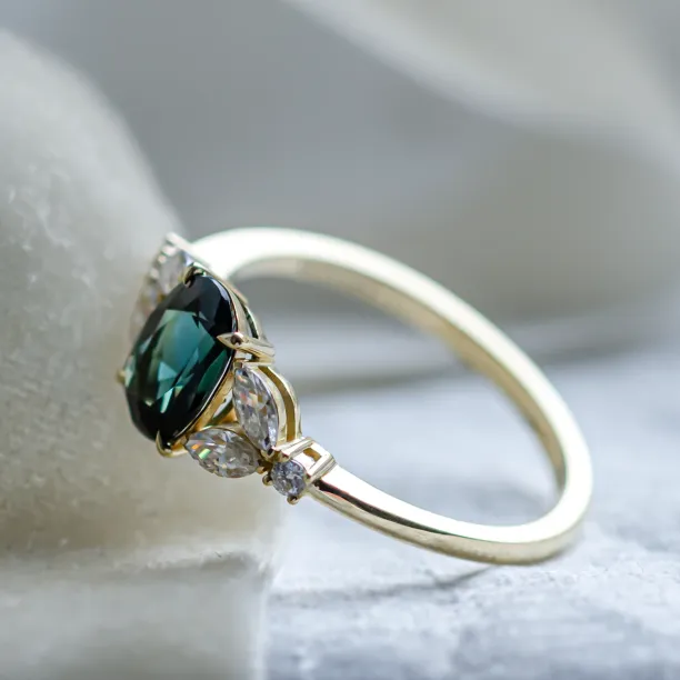 Vintage zásnubní prsten se zeleným safírem a diamanty CADET Image