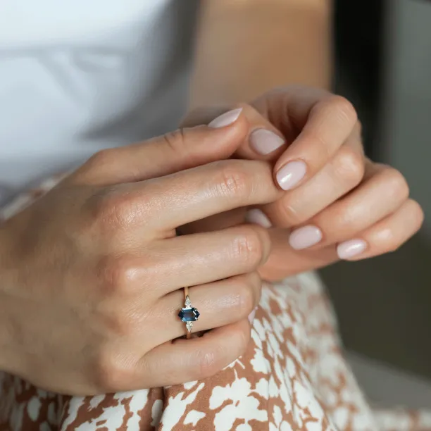 Zásnubní prsten s hexagon teal safírem a moissanity SLATE Image