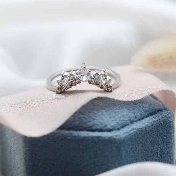 Vykrojený snubní prsten plný diamantů FIESTA Image