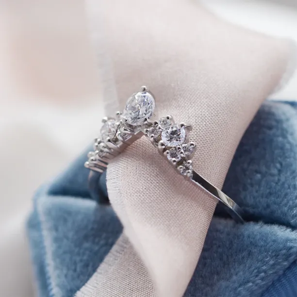 Vykrojený snubní prsten plný diamantů FIESTA Image